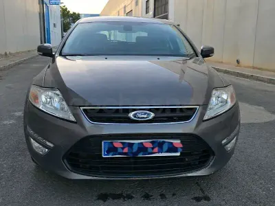 Usado Ford Mondeo Limited 140 CV (102 kW) 2013 Gris / plata Berlina