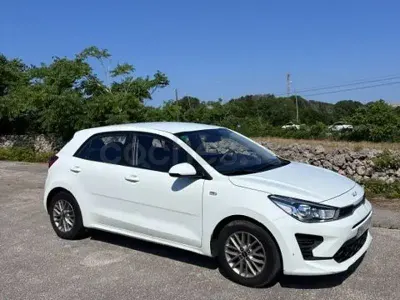 Usado Kia Rio 84 CV (61 kW) 2022 Blanco Berlina