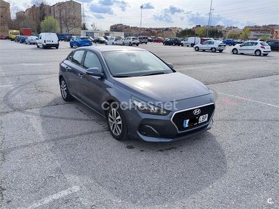 Usado Hyundai i30 120 CV (88 kW) 2019 Gris / plata Berlina