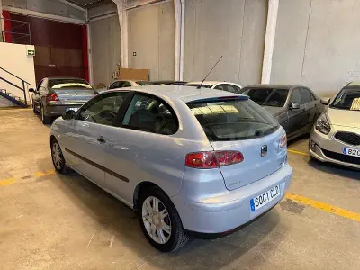 Usado Seat Ibiza 100 CV (73 kW) 2004 Azul Utilitario