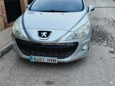 Usado Peugeot 308 SW Access 112 CV (82 kW) 2011 Gris / plata Familiar