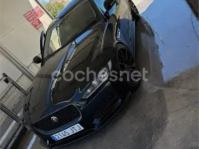 Usado Jaguar XE R-Sport 180 CV (132 kW) 2016 Negro Berlina