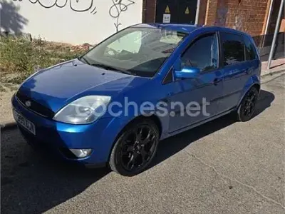Usado Ford Fiesta Trend 80 CV (58 kW) 2005 Azul Utilitario