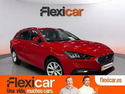 Usado Seat Leon Style 130 CV (95 kW) 2021 Rojo Familiar