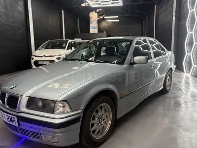 Usado BMW 323 170 CV (125 kW) 1997 Gris / plata Berlina