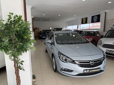 Usado Opel Astra Selective 110 CV (80 kW) 2018 Gris / plata Berlina