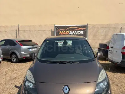 Usado Renault Scénic III Dynamique 105 CV (77 kW) 2010 Marrón Monovolumen