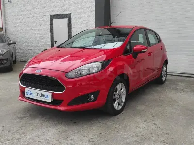 Usado Ford Fiesta Trend 82 CV (60 kW) 2016 Rojo Utilitario