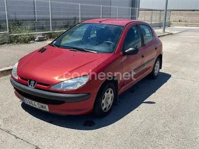 Usado Peugeot 206 75 CV (55 kW) 1998 Rojo Utilitario