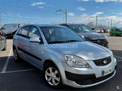 Usado Kia Rio EX 97 CV (71 kW) 2007 Gris / plata Berlina