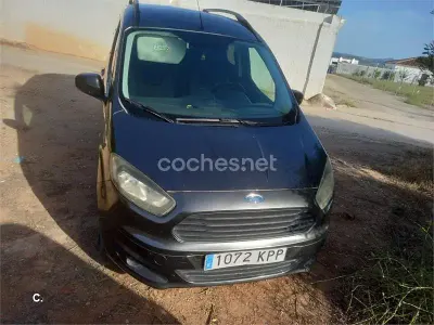 Usado Ford Tourneo Courier Trend 95 CV (69 kW) 2018 Gris / plata Monovolumen
