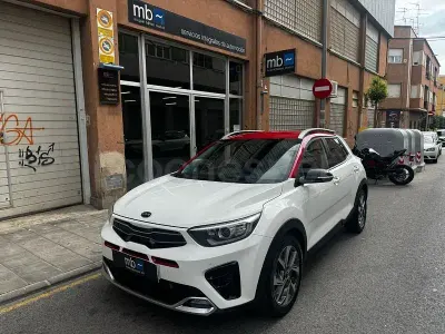 Usado Kia Stonic GT-Line 120 CV (88 kW) 2021 Blanco SUV
