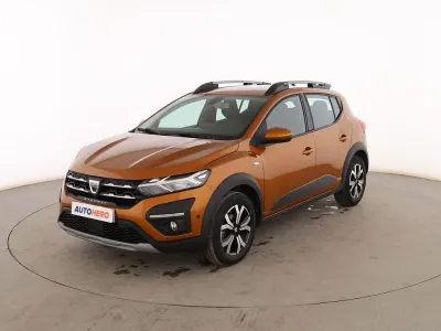 Usado Dacia Sandero Comfort 91 CV (66 kW) 2022 Dorado Berlina