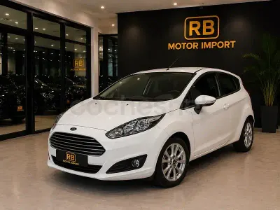 Usado Ford Fiesta 95 CV (69 kW) 2015 Blanco Utilitario