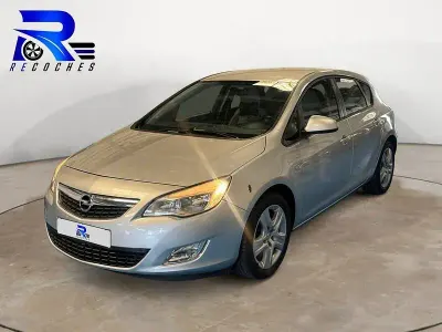 Usado Opel Astra Selective 110 CV (80 kW) 2012 Gris / plata Berlina