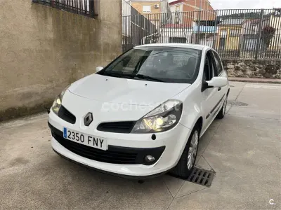 Usado Renault Clio II Dynamique 75 CV (55 kW) 2007 Blanco Berlina