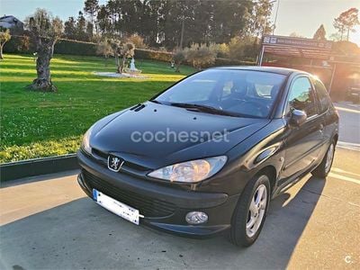 Usado Peugeot 206 90 CV (66 kW) 2002 Negro Berlina