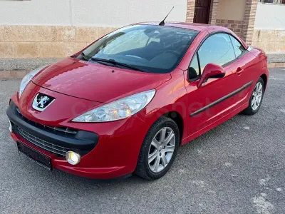 Usado Peugeot 207 CC Sport 150 CV (110 kW) 2007 Rojo Descapotable