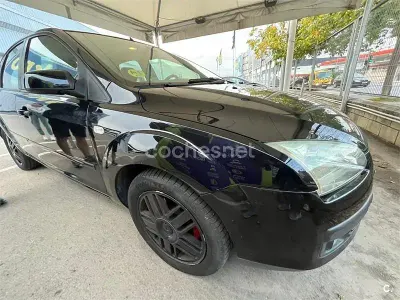 Usado Ford Focus Ghia 115 CV (84 kW) 2005 Negro Berlina