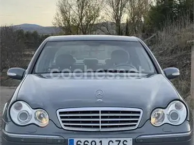 Usado Mercedes C240 Elegance 170 CV (125 kW) 2004 Gris / plata Berlina