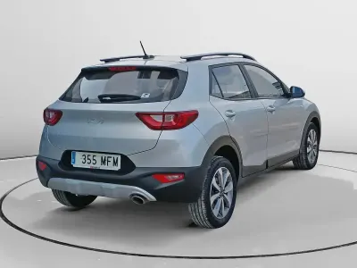 Usado Kia Stonic 84 HP (61 kW) 2023 Cinzento SUV