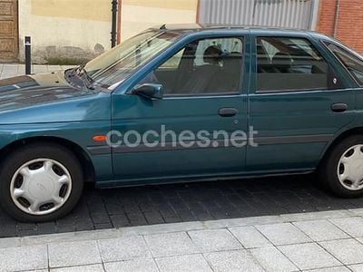 Usado Ford Escort 90 CV (66 kW) 1998 Verde Berlina