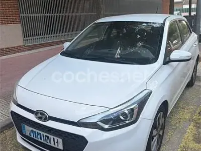 Usado Hyundai i20 84 CV (61 kW) 2015 Blanco Berlina