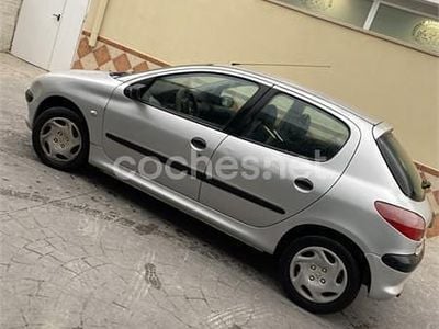 Usado Peugeot 206 60 CV (44 kW) 2002 Gris / plata Berlina