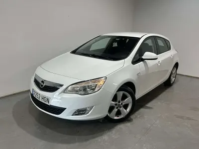 Usado Opel Astra Enjoy 116 CV (85 kW) 2011 Blanco Utilitario