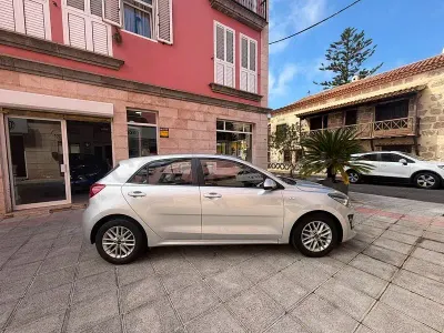 Usado Kia Rio 84 CV (61 kW) 2021 Gris / plata Berlina