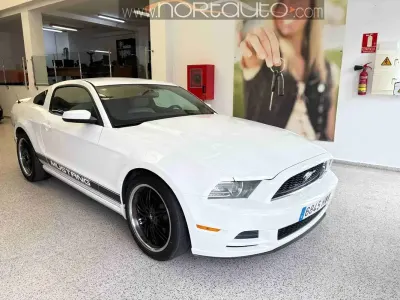 Usado Ford Mustang 305 CV (224 kW) 2013 Blanco Coupe