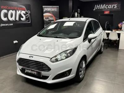 Usado Ford Fiesta Trend 75 CV (55 kW) 2015 Blanco Utilitario