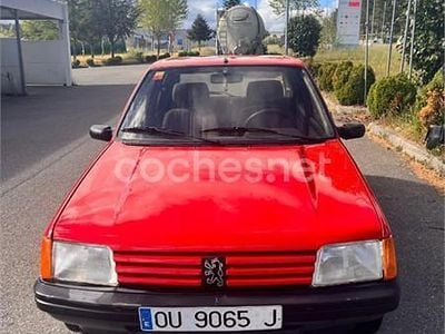 Begagnad Peugeot 205 65 HK (47 kW) 1989 Röd Sedan