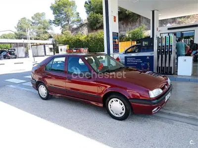Usado Renault R9 95 CV (69 kW) 1995 Granate Berlina