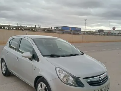 Usado Opel Corsa Cosmo 75 CV (55 kW) 2010 Gris Utilitario