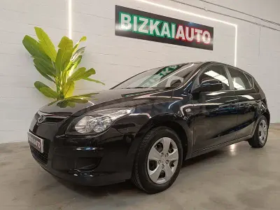 Usado Hyundai i30 Comfort 109 CV (80 kW) 2010 Negro Berlina