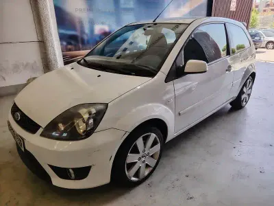 Usado Ford Fiesta Futura 68 CV (50 kW) 2007 Blanco Utilitario