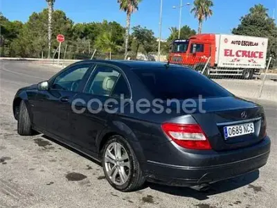 Usado Mercedes C200 Elegance 136 CV (100 kW) 2010 Negro Berlina