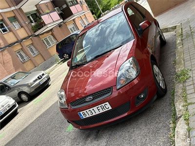 Usado Ford Fiesta Ambiente 70 CV (51 kW) 2007 Granate Utilitario
