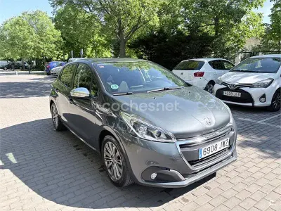 Usado Peugeot 208 Style 82 CV (60 kW) 2017 Gris / plata Utilitario