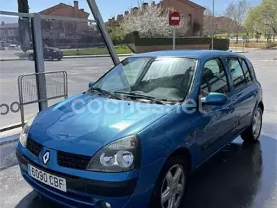 Begagnad Renault Clio II 75 HK (55 kW) 2002 Blå Sedan