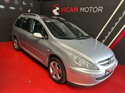 Usado Peugeot 307 109 CV (80 kW) 2005 Plateado Familiar