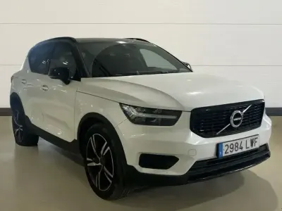 Käytetty Volvo XC40 R-Design 129 HP (94 kW) 2022 Valkoinen Katumaasturi