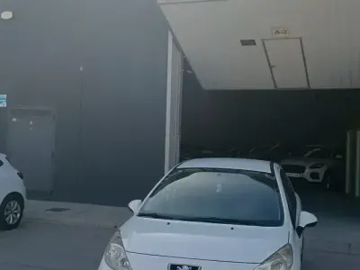 Usado Peugeot 207 70 CV (51 kW) 2009 Blanco Utilitario