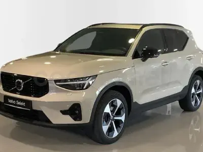 Usado Volvo XC40 Plus 197 CV (144 kW) 2024 Gris / plata SUV