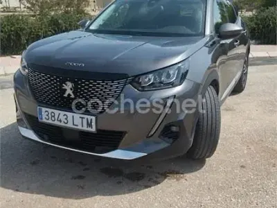 Usado Peugeot 2008 Allure 110 CV (80 kW) 2021 Gris / plata SUV