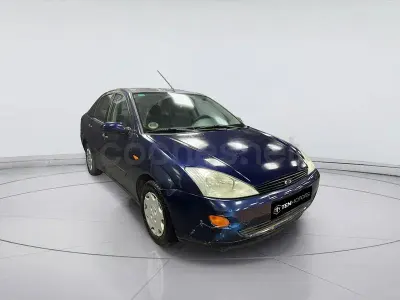 Usado Ford Focus Ambiente 100 CV (73 kW) 2001 Azul Berlina