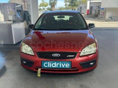 Käytetty Ford Focus Trend 90 HP (66 kW) 2006 Punainen Sedan