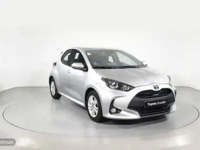 Usado Toyota Yaris Hybrid Active 116 CV (85 kW) 2022 Gris Berlina