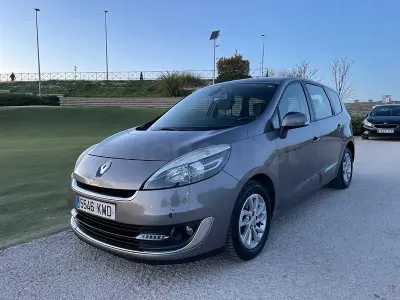 Usado Renault Grand Scénic III Dynamique 110 CV (80 kW) 2013 Gris / plata Monovolumen